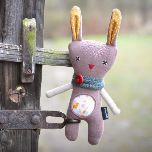 Zajíc se šálou světle hnědý